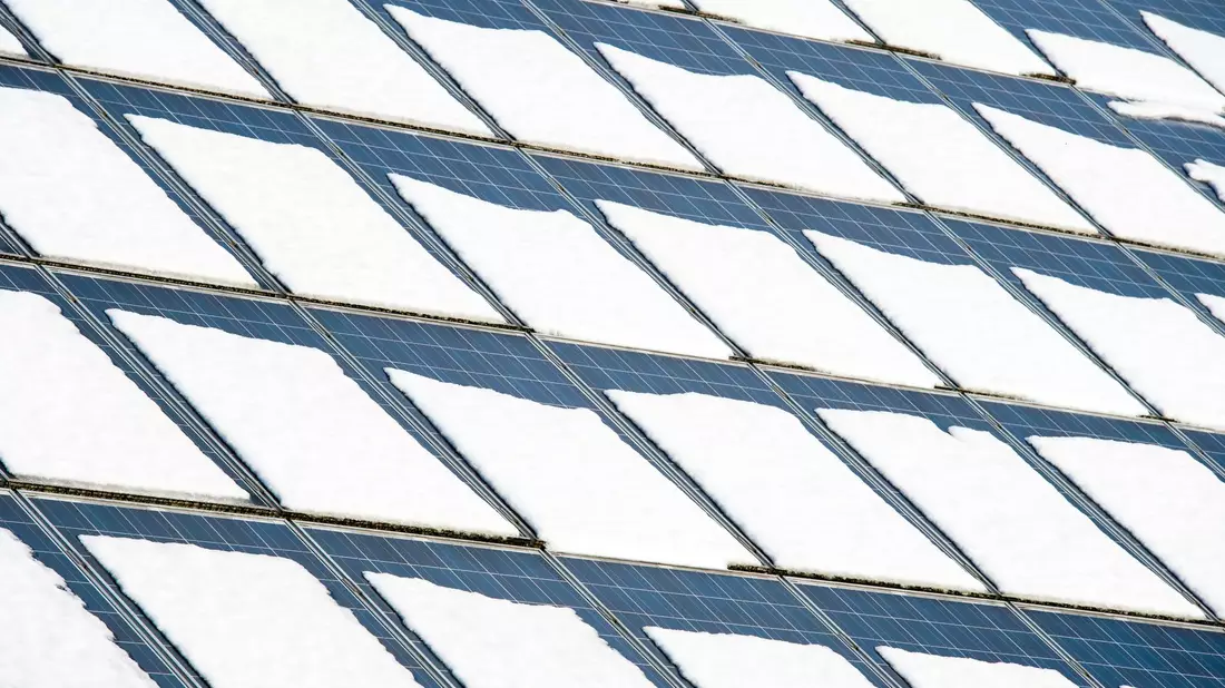 Im Winter wird wetterbedingt weniger Sonnenstrom produziert. Batteriespeicher können helfen, die natürlichen Schwankungen auszugleichen. (Illustration) - Bild: picture alliance / ZB