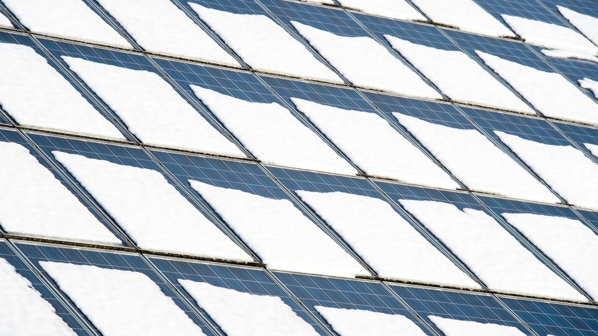 Im Winter wird wetterbedingt weniger Sonnenstrom produziert. Batteriespeicher können helfen, die natürlichen Schwankungen auszugleichen. (Illustration) - Foto: picture alliance / ZB