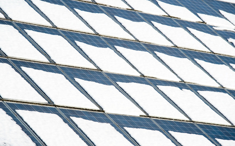 Im Winter wird wetterbedingt weniger Sonnenstrom produziert. Batteriespeicher können helfen, die natürlichen Schwankungen auszugleichen. (Illustration) - Foto: picture alliance / ZB