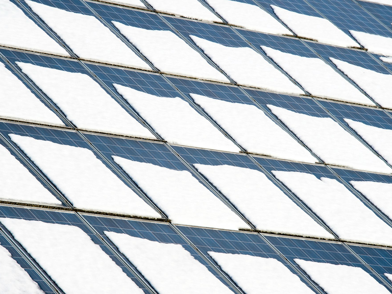 Im Winter wird wetterbedingt weniger Sonnenstrom produziert. Batteriespeicher können helfen, die natürlichen Schwankungen auszugleichen. (Illustration) - Foto: picture alliance / ZB