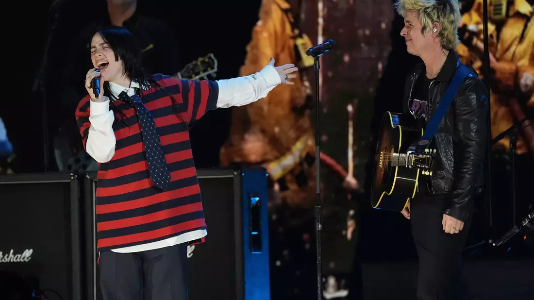 Flea von den Red Hot Chili Peppers macht Luftsprünge.  - Bild: Chris Pizzello/Invision/AP/dpa