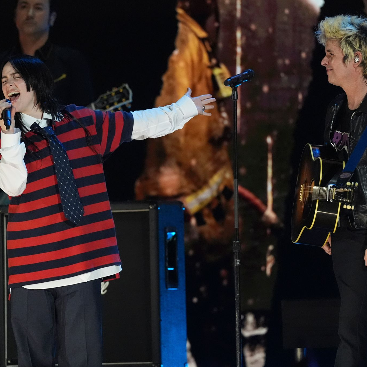 Flea von den Red Hot Chili Peppers macht Luftsprünge.  - Foto: Chris Pizzello/Invision/AP/dpa