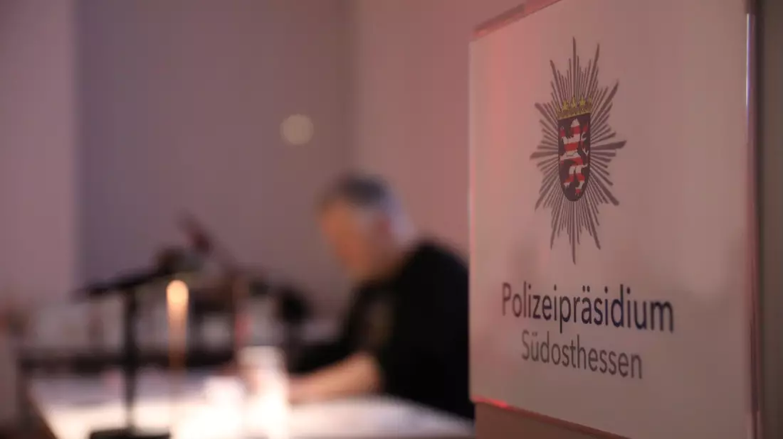 POL-OF: Polizeipräsidium wird zum Tatort: Krimi-Lesung fesselt 250 Gäste - Bild: presseportal.de
