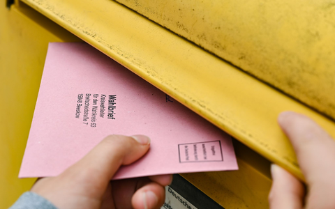 Spätestens zur Schließung der Wahllokale müssen auch Wahlbriefe angekommen sein. (Archivbild) - Foto: Patrick Pleul/dpa-Zentralbild/dpa