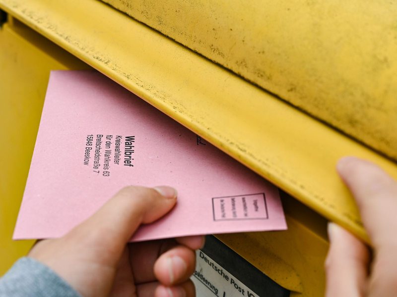 Spätestens zur Schließung der Wahllokale müssen auch Wahlbriefe angekommen sein. (Archivbild) - Foto: Patrick Pleul/dpa-Zentralbild/dpa
