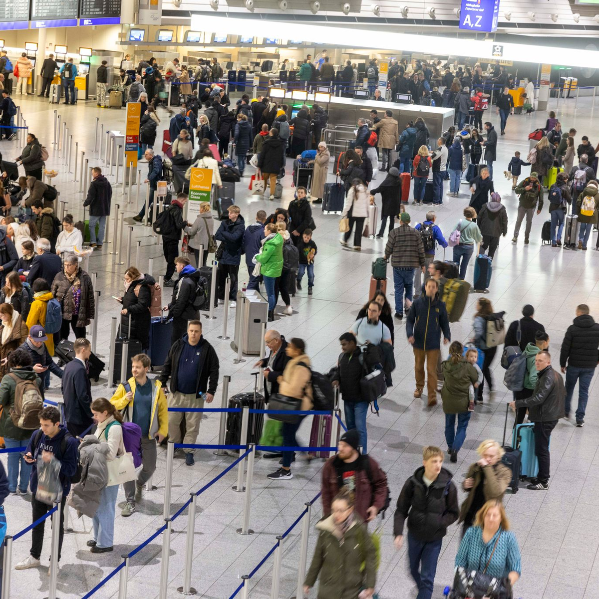 Die Zahl der Passagiere an deutschen Flughäfen wächst vor allem wegen Auslandsflügen. (Archivbild) - Foto: Helmut Fricke/dpa