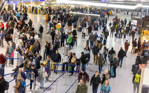 Die Zahl der Passagiere an deutschen Flughäfen wächst vor allem wegen Auslandsflügen. (Archivbild) - Foto: Helmut Fricke/dpa