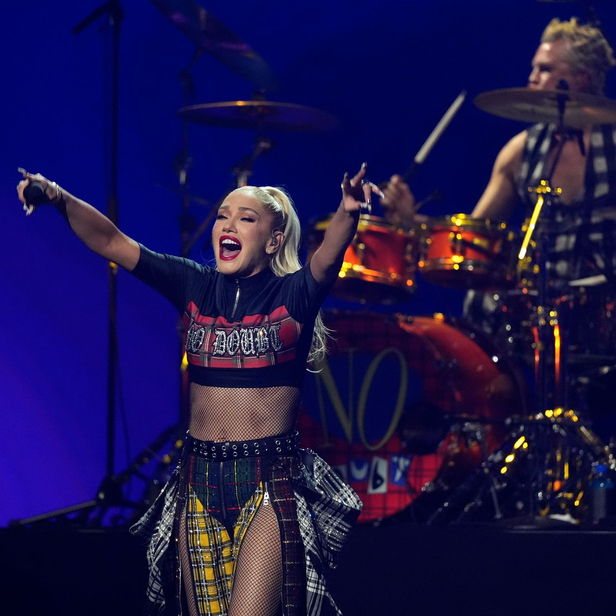 Die gebürtige Kalifornierin Gwen Stefani steht bei dem Benefizkonzert auf der Bühne.  - Foto: Chris Pizzello/Invision/AP/dpa