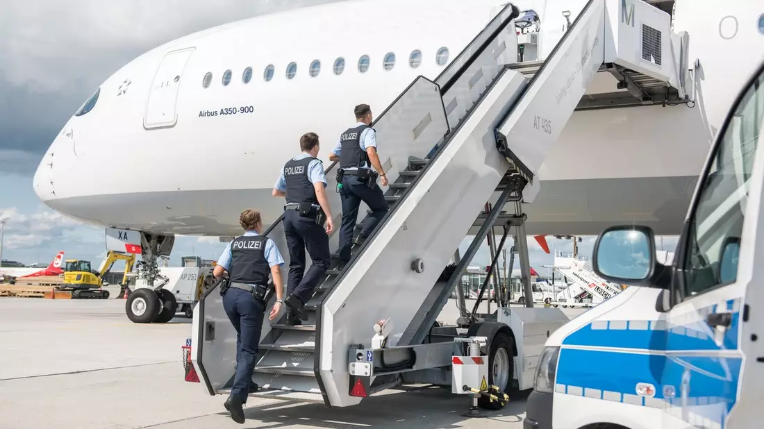 Bundespolizeidirektion München: Bundespolizei greift bei Flügen aus Charlotte ein - Rauchender Passagier und per Haftbefehl gesuchte Frau gestoppt - Bild: presseportal.de