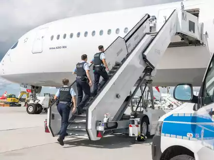 Bundespolizeidirektion München: Bundespolizei greift bei Flügen aus Charlotte ein - Rauchender Passagier und per Haftbefehl gesuchte Frau gestoppt - Foto: presseportal.de