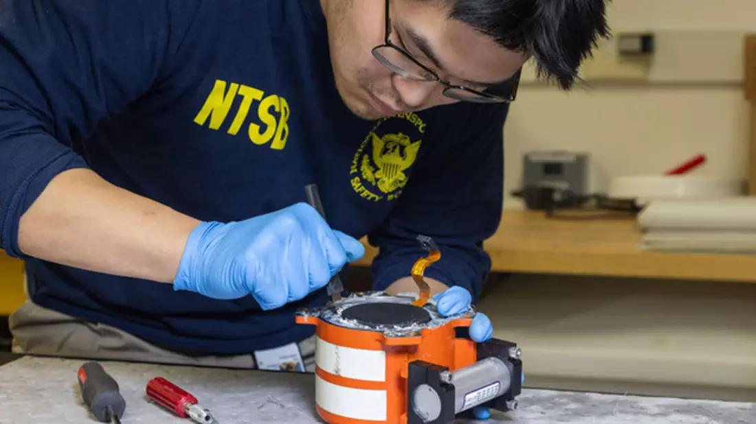 Die NTSB will in einem Monat einen ersten Bericht vorlegen. - Bild: Uncredited/NTSB/AP/dpa
