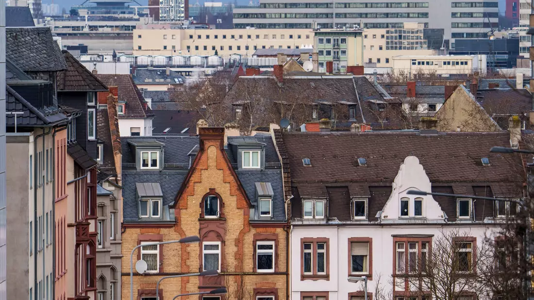 Nach einem Einbruch im Vorjahr sind die Immobilien-Investitionen im vergangenen Jahr nach Hochrechnungen des Branchenverbands IVD wieder gestiegen. (Symbolbild) - Bild: Andreas Arnold/dpa