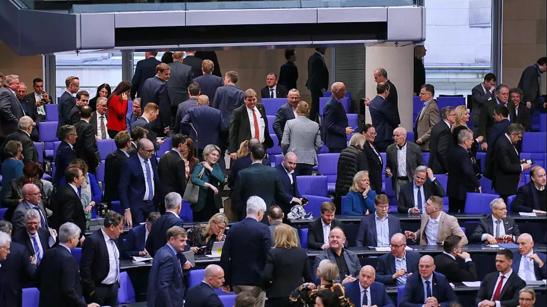 Bundestagsabgeordnete verlassen den Plenarsaal am 31.01.2025 - Bild: über dts Nachrichtenagentur