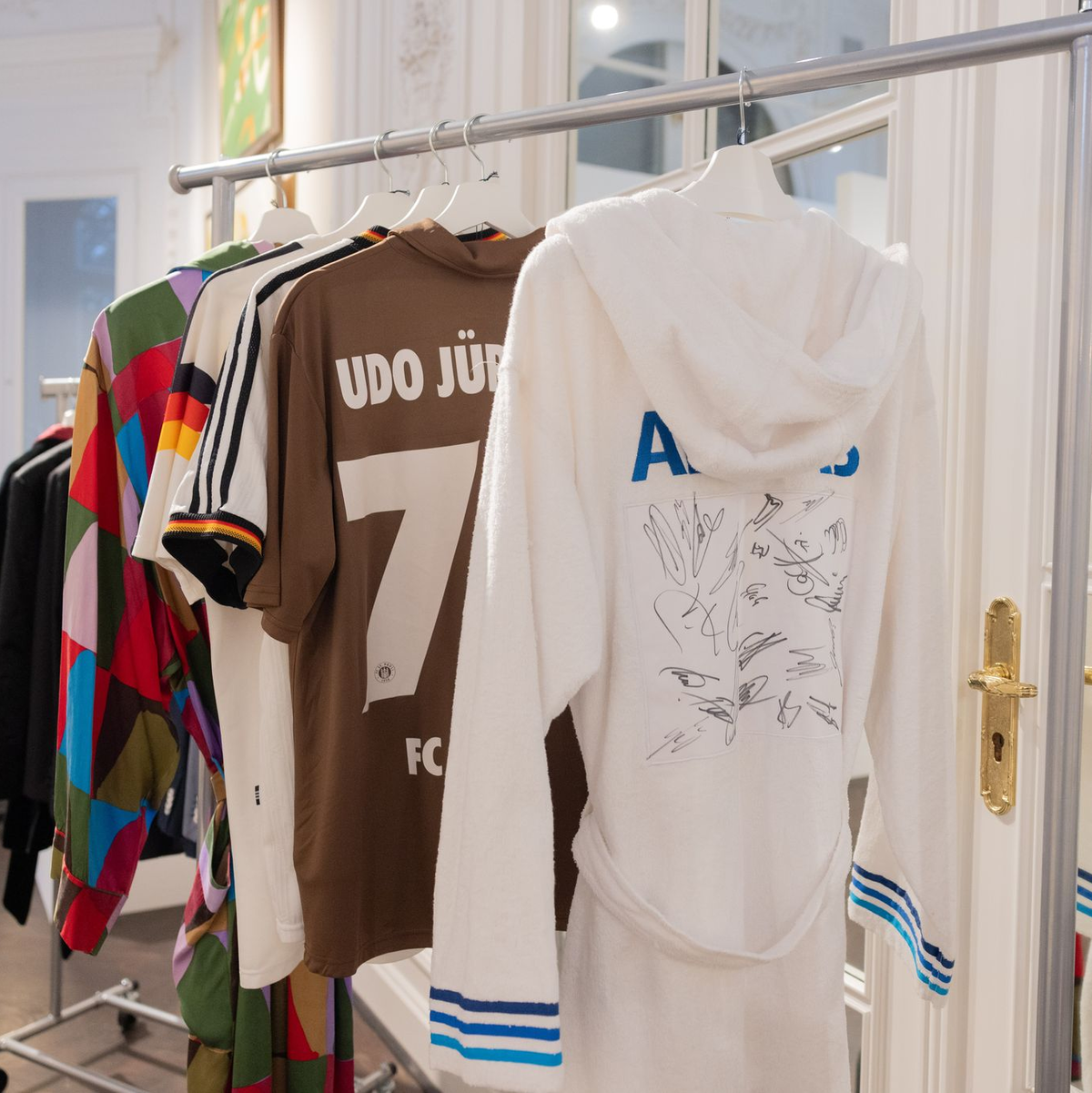 Ein Bademantel von Udo Jürgens brachte das 176-fache des unteren Schätzpreises ein. - Foto: Rolf Vennenbernd/dpa