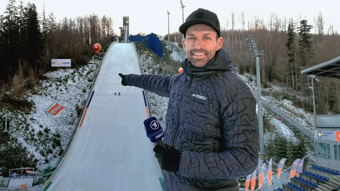 Maxi (13) und Sven Hannawald kommentieren Weltcup-Skispringen-Qualifikation / Kinder für Berichterstattung zum UEFA Women's Nations League-Spiel gesucht / GER vs. SCO live am 8. April bei KiKA - Bild: presseportal.de