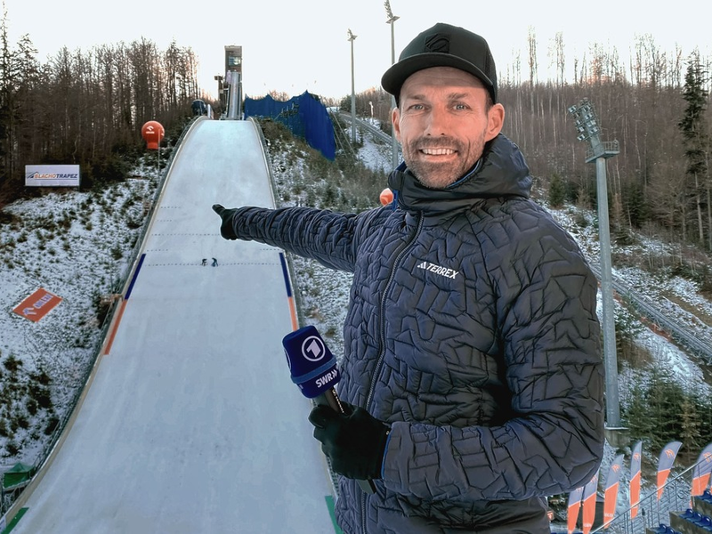 Maxi (13) und Sven Hannawald kommentieren Weltcup-Skispringen-Qualifikation / Kinder für Berichterstattung zum UEFA Women's Nations League-Spiel gesucht / GER vs. SCO live am 8. April bei KiKA - Foto: presseportal.de