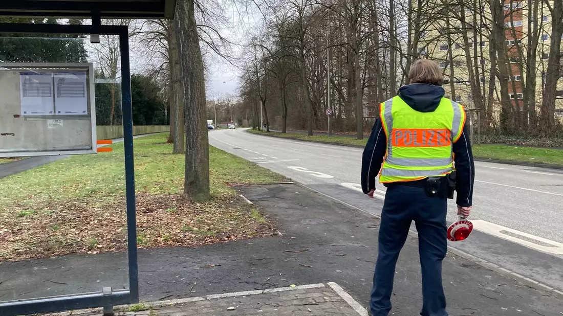 POL-KS: Verkehrskontrolle durch Revier Nord: Autofahrer beleidigt Polizisten; verbotenes Springmesser sichergestellt - Bild: presseportal.de