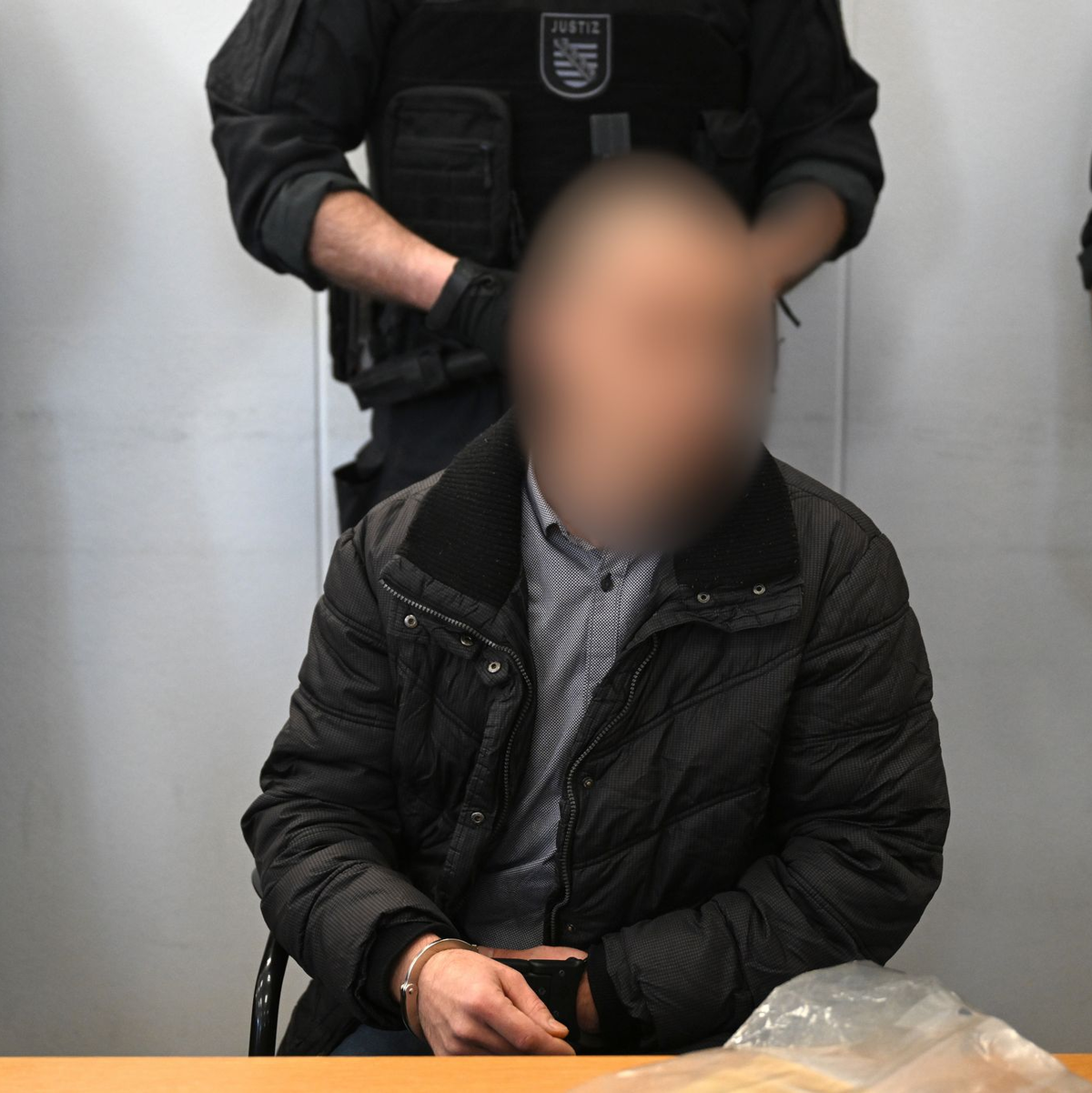 Der verurteilte 37-Jährige sitzt im Verhandlungssaal des Landgerichts Chemnitz. (Archivbild) - Foto: Hendrik Schmidt/dpa