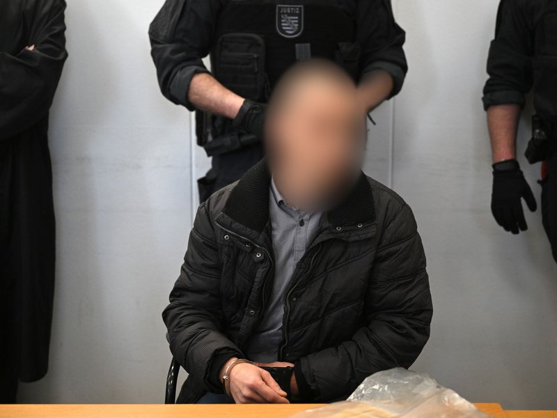 Der verurteilte 37-Jährige sitzt im Verhandlungssaal des Landgerichts Chemnitz. (Archivbild) - Foto: Hendrik Schmidt/dpa