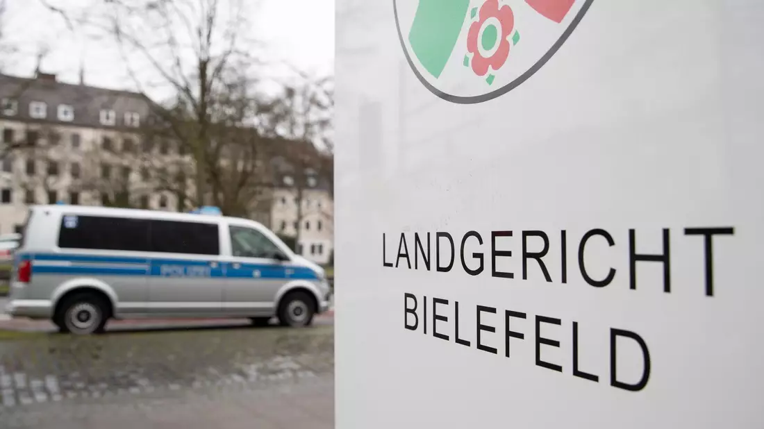Mit einem starken Aufgebot an Polizeikräften hat am Landgericht Bielefeld der Prozess um den gewaltsamen Tod eines Profiboxers begonnen. (Archivbild) - Bild: Friso Gentsch/dpa