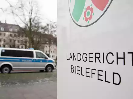 Mit einem starken Aufgebot an Polizeikräften hat am Landgericht Bielefeld der Prozess um den gewaltsamen Tod eines Profiboxers begonnen. (Archivbild) - Foto: Friso Gentsch/dpa