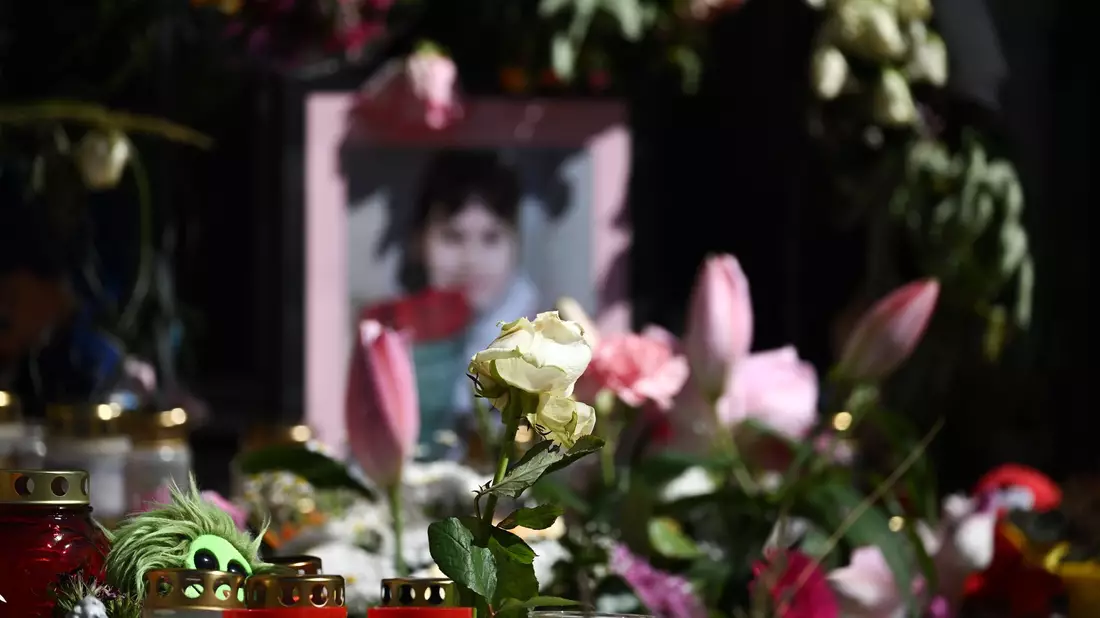 Der gewaltsame Tod der neunjährigen Valeriia hatte im Juni 2024 viele Menschen erschüttert. Im sächsischen Döbeln wurde mit Kerzen und Blumen des Mädchens gedacht. (Archivbild)  - Bild: Robert Michael/dpa