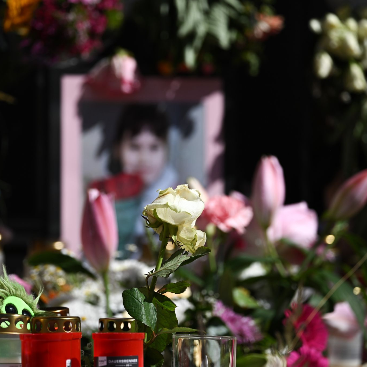 Der gewaltsame Tod der neunjährigen Valeriia hatte im Juni 2024 viele Menschen erschüttert. Im sächsischen Döbeln wurde mit Kerzen und Blumen des Mädchens gedacht. (Archivbild)  - Foto: Robert Michael/dpa