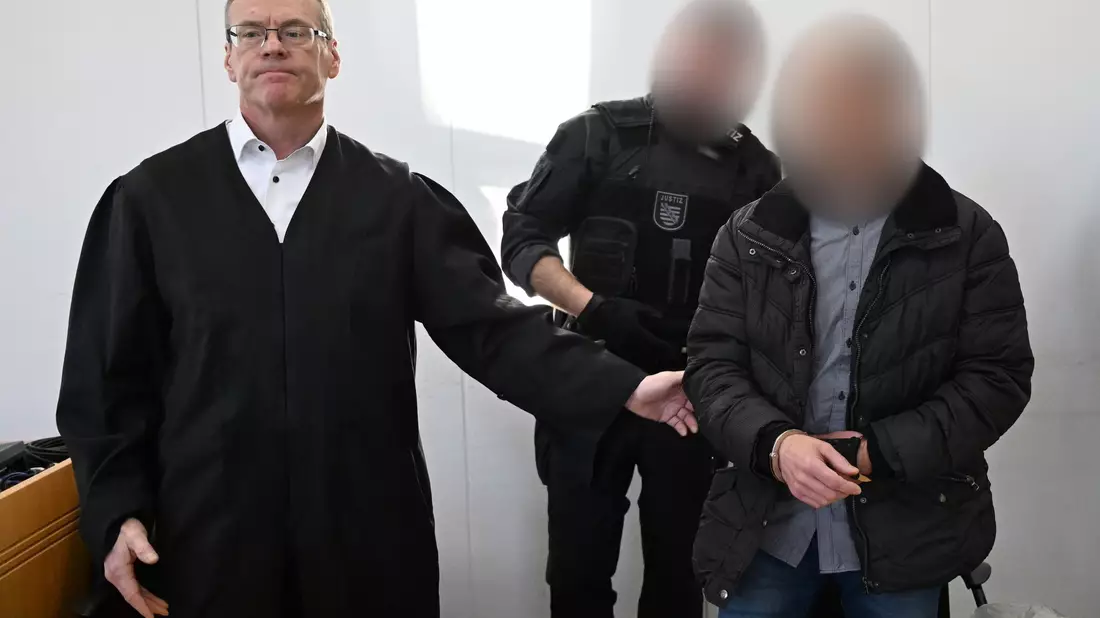 Der verurteilte 37-Jährige (r) wird im Landgericht Chemnitz neben seinem Verteidiger Jörg Neuber (l) vorgeführt. (Archivbild) - Bild: Hendrik Schmidt/dpa