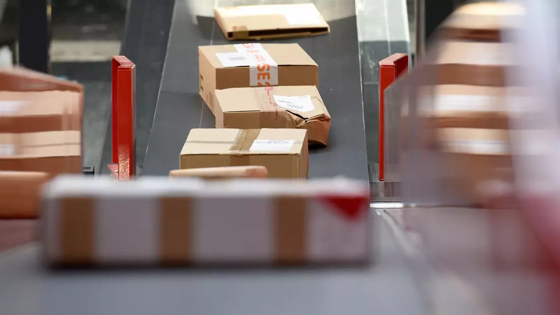 Ärger mit der Post oder einem anderen Zustelldienst? Dann kann ein Tool der Verbraucherzentralen eine erste rechtliche Einschätzung geben, ob Betroffene Ansprüche geltend machen können. - Bild: Rainer Jensen/dpa-tmn