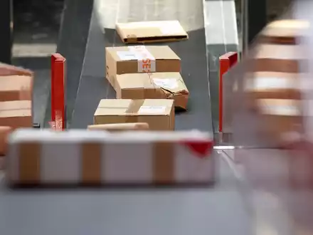 Ärger mit der Post oder einem anderen Zustelldienst? Dann kann ein Tool der Verbraucherzentralen eine erste rechtliche Einschätzung geben, ob Betroffene Ansprüche geltend machen können. - Foto: Rainer Jensen/dpa-tmn