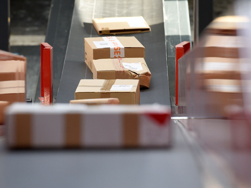 Ärger mit der Post oder einem anderen Zustelldienst? Dann kann ein Tool der Verbraucherzentralen eine erste rechtliche Einschätzung geben, ob Betroffene Ansprüche geltend machen können. - Foto: Rainer Jensen/dpa-tmn