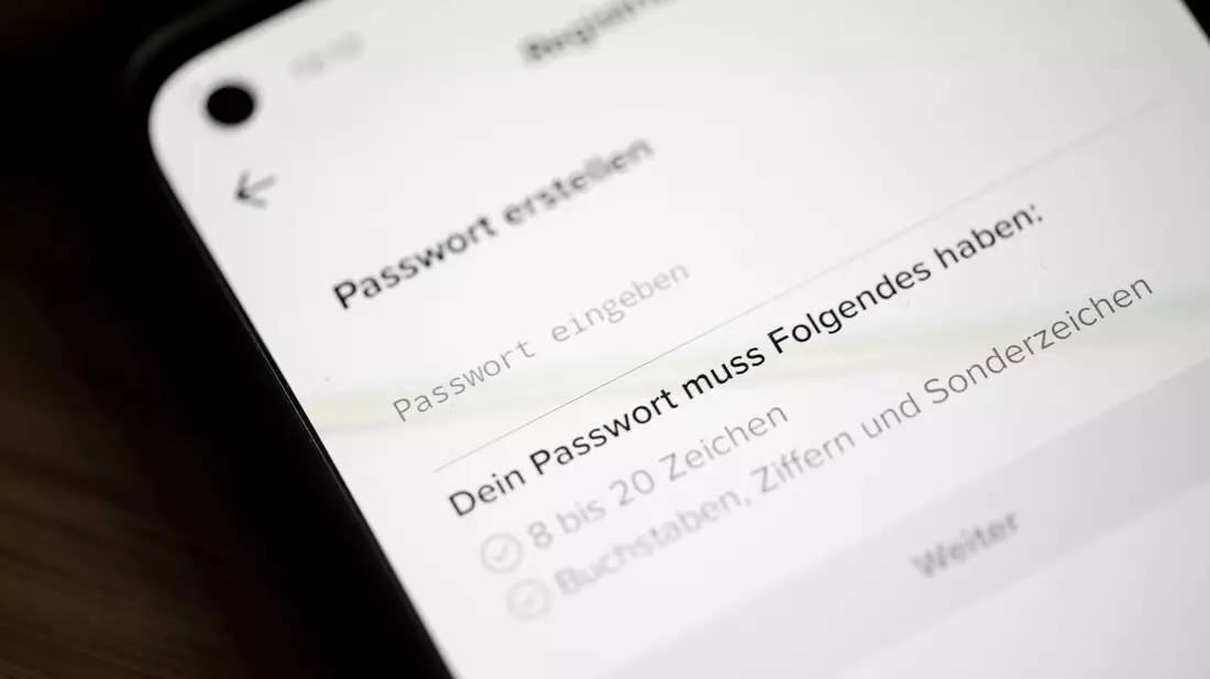 Nutzt man ein Passwort mehrfach, könnten Cyberkriminelle bei einem Datenleck Zugriff auf mehrere Konten bekommen. (Symbolbild) - Bild: Fabian Sommer/dpa/dpa-tmn