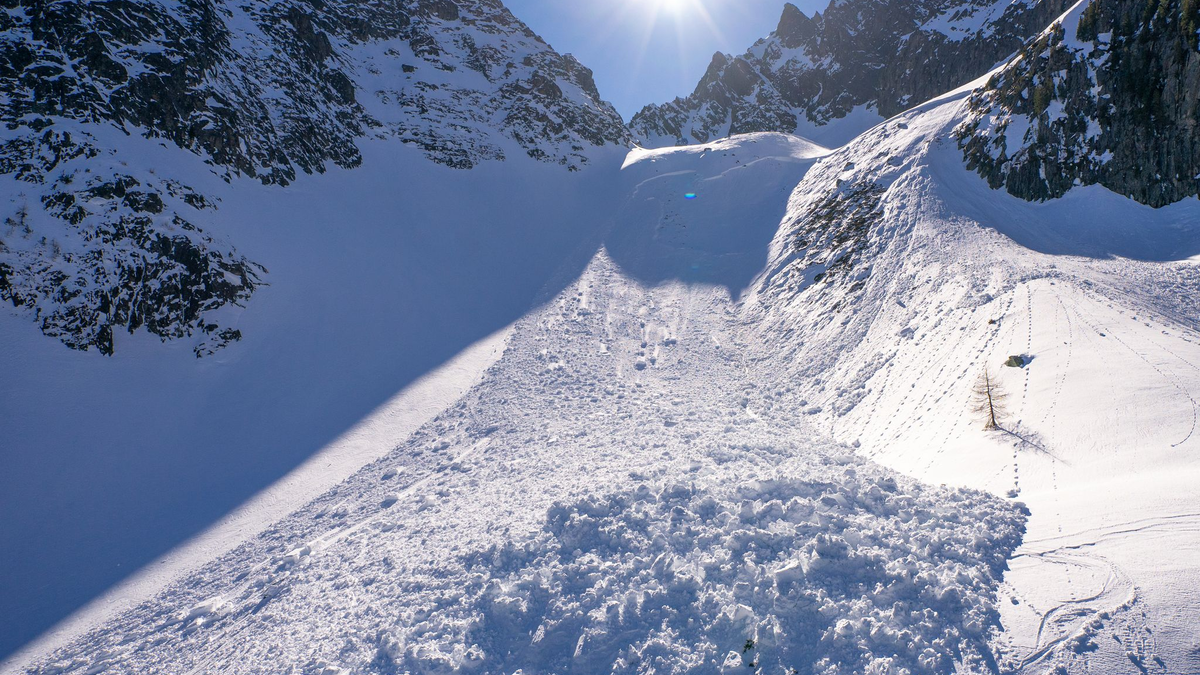 Trotz Lawinensuchgeräten am Körper kam für die Niederländer jede Hilfe zu spät (Symbolbild) - Foto: Maxime Schmid/Keystone/dpa