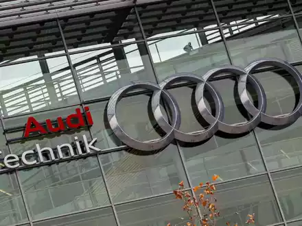Den Mitarbeitern von Audi drohen Einkommenseinbußen. (Archivbild) - Foto: Peter Kneffel/dpa