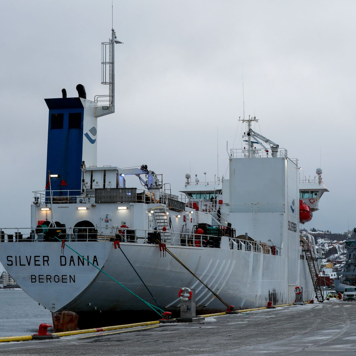 Das Schiff «Silver Dania» wurde für Ermittlungen in den Hafen von Tromsø gebracht. - Foto: Rune Stoltz Bertinussen/NTB/dpa