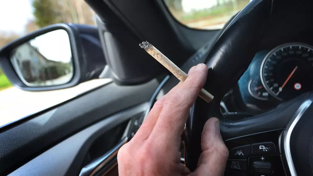 Wer Cannabis geraucht und Alkohol getrunken hat, soll kein Auto mehr fahren dürfen. (Symbolbild) - Bild: Karl-Josef Hildenbrand/dpa