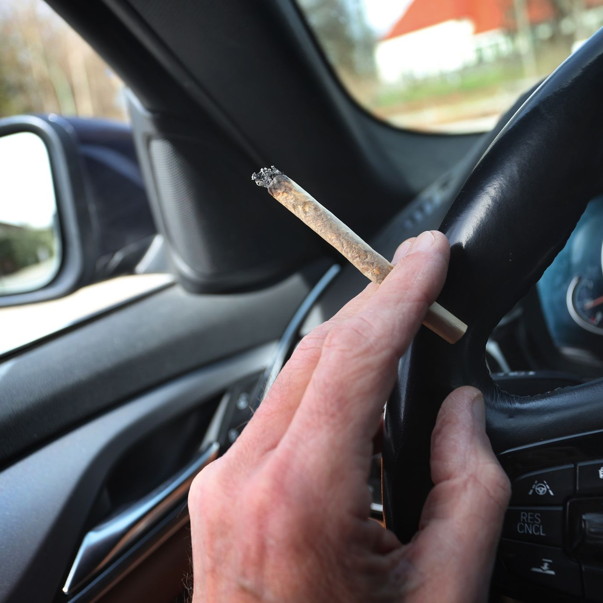 Wer Cannabis geraucht und Alkohol getrunken hat, soll kein Auto mehr fahren dürfen. (Symbolbild) - Foto: Karl-Josef Hildenbrand/dpa