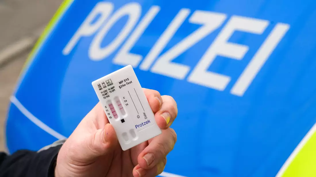Drogentests der Polizei können derzeit nur nachweisen, ob jemand Cannabis konsumiert hat. (Symbolbild) - Bild: Julian Stratenschulte/dpa