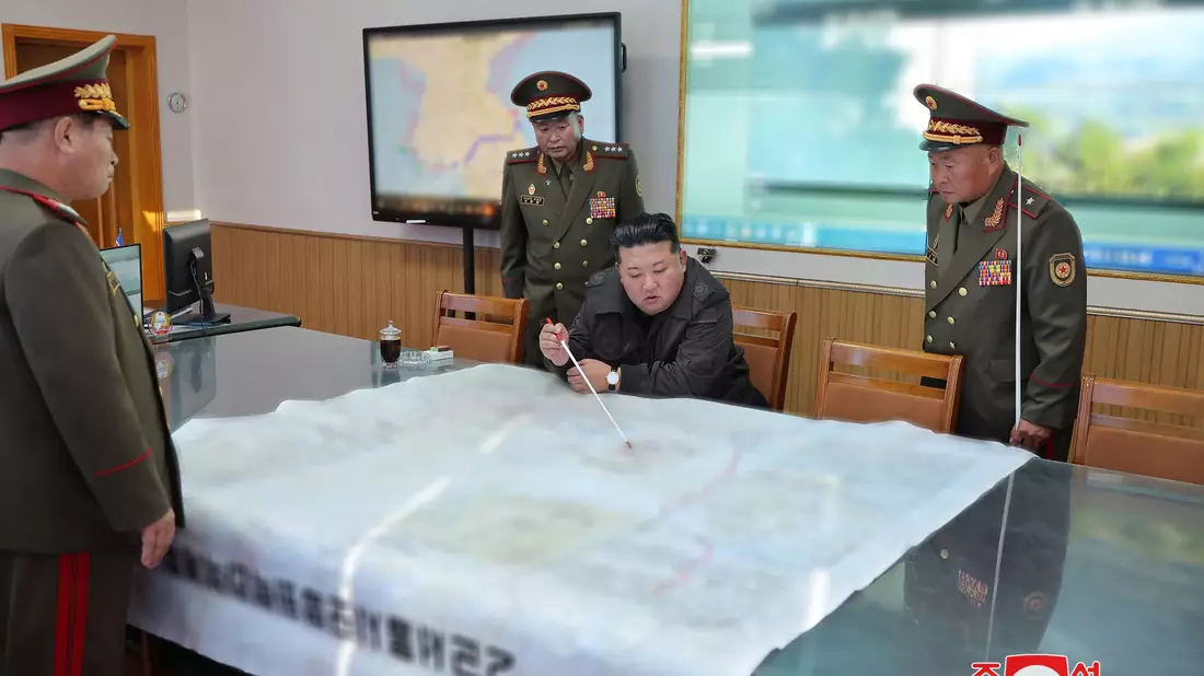 Die von Machthaber Kim Jong Un nach Russland entsendeten Soldaten sollen wegen hoher Verluste im Kampf mit ukrainischen Truppen vorerst von der Front abgezogen worden sein. (Archivbild) - Bild: -/KCNA/YNA/dpa