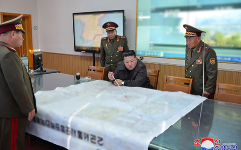 Die von Machthaber Kim Jong Un nach Russland entsendeten Soldaten sollen wegen hoher Verluste im Kampf mit ukrainischen Truppen vorerst von der Front abgezogen worden sein. (Archivbild) - Foto: -/KCNA/YNA/dpa