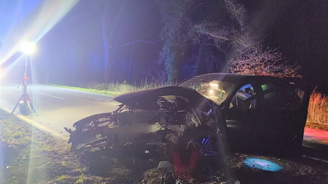 POL-CUX: Verkehrsunfall auf der L134 zwischen Beverstedt und Stubben - PKW massiv beschädigt - Fahrzeugführer leicht verletzt (Foto im Anhang) - Bild: presseportal.de