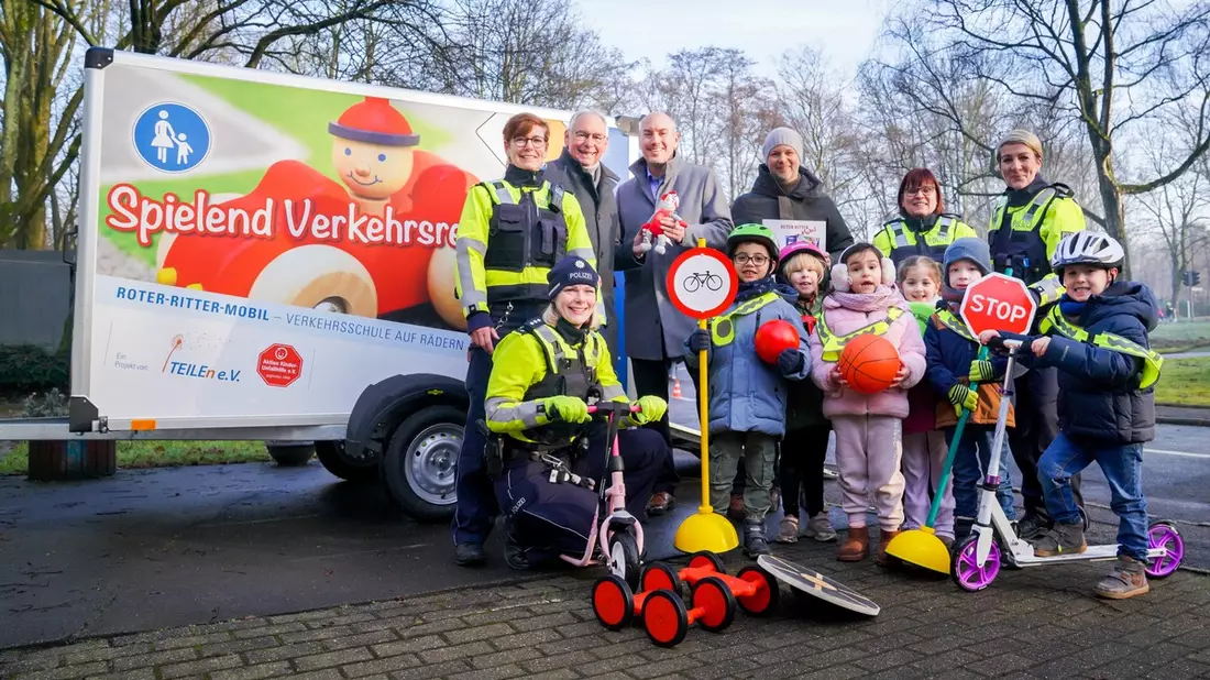 POL-GE: Zukünftig mit Dreirad und Laufroller im Einsatz/Verein TEILEn e.V. und Aktion Kinder-Unfallhilfe e.V. übergeben Roter Ritter-Mobil an die Polizei Gelsenkirchen - Bild: presseportal.de