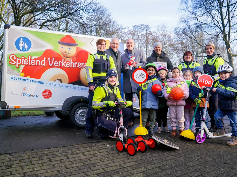 POL-GE: Zukünftig mit Dreirad und Laufroller im Einsatz/Verein TEILEn e.V. und Aktion Kinder-Unfallhilfe e.V. übergeben Roter Ritter-Mobil an die Polizei Gelsenkirchen - Foto: presseportal.de