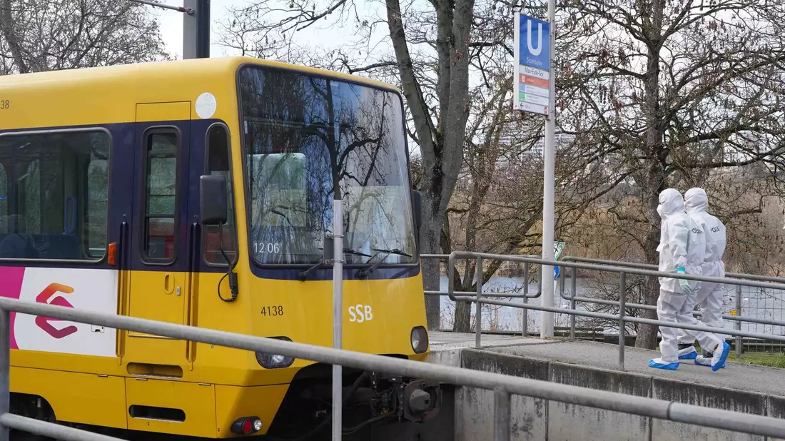 Ein Zwölfjähriger ist bei einem Unfall mit einer Straßenbahn tödlich verletzt worden. - Bild: Andreas Rosar/dpa
