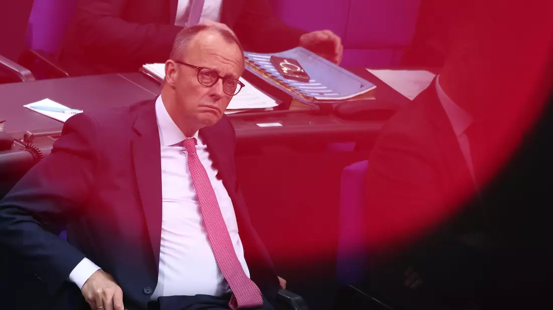 Friedrich Merz (CDU), Kanzlerkandidat der Union, muss sich von der SPD anhören, er sei nicht fähig, auf Augenhöhe zu verhandeln, sondern wolle die anderen Fraktionen erpressen, damit sie seine Vorschläge zur Migrationspolitik unverändert abnicken.  - Bild: Hannes P. Albert/dpa