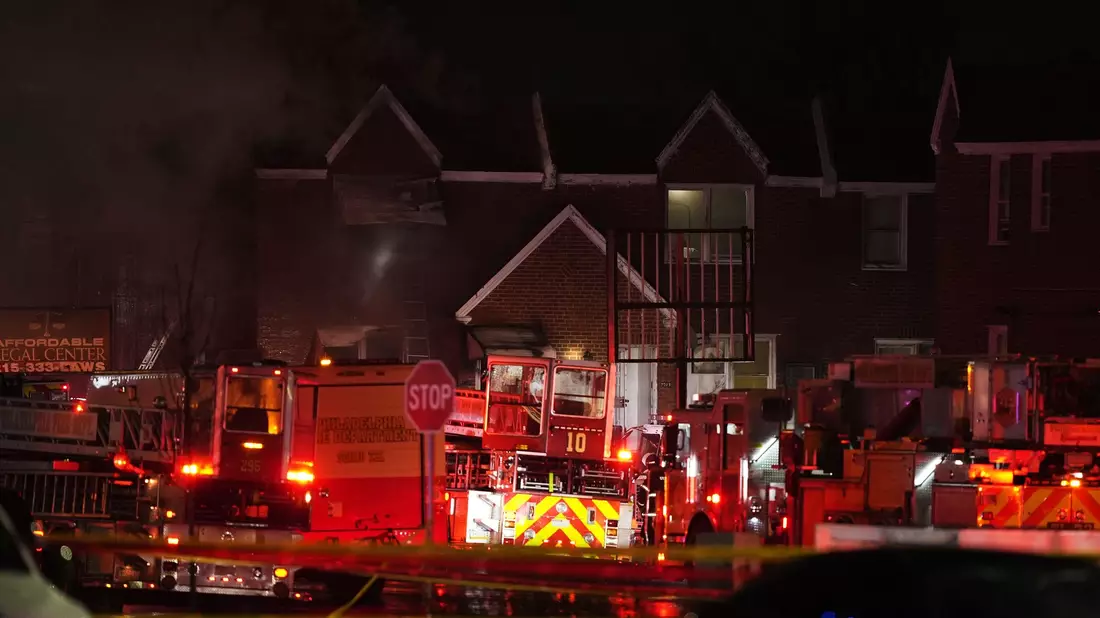 Philadelphias Bürgermeisterin Cherelle Parker teilte mit, alle sechs Menschen an Bord der Maschine seien ums Leben gekommen. - Bild: Matt Rourke/AP/dpa