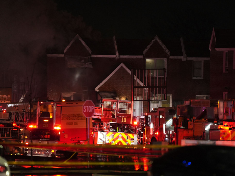 Philadelphias Bürgermeisterin Cherelle Parker teilte mit, alle sechs Menschen an Bord der Maschine seien ums Leben gekommen. - Foto: Matt Rourke/AP/dpa