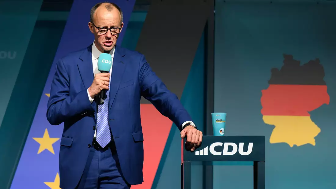 Kanzlerkandidat Friedrich Merz fängt sich eine Rüge von Ex-Kanzlerin Merkel ein und gibt Contra. - Bild: Robert Michael/dpa