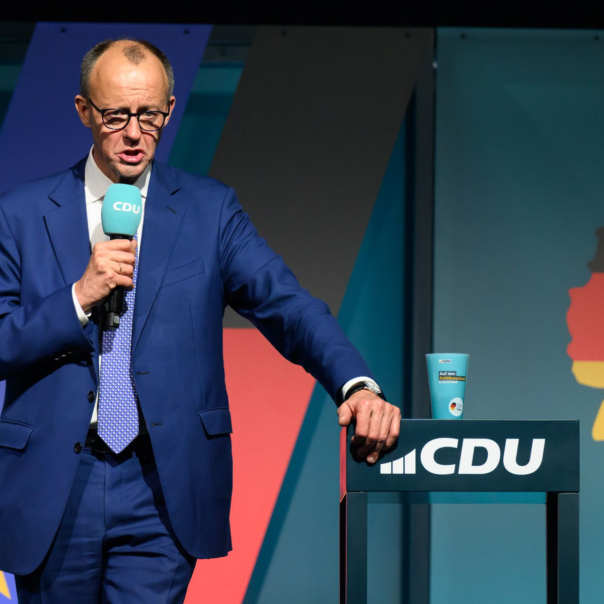 Kanzlerkandidat Friedrich Merz fängt sich eine Rüge von Ex-Kanzlerin Merkel ein und gibt Contra. - Foto: Robert Michael/dpa