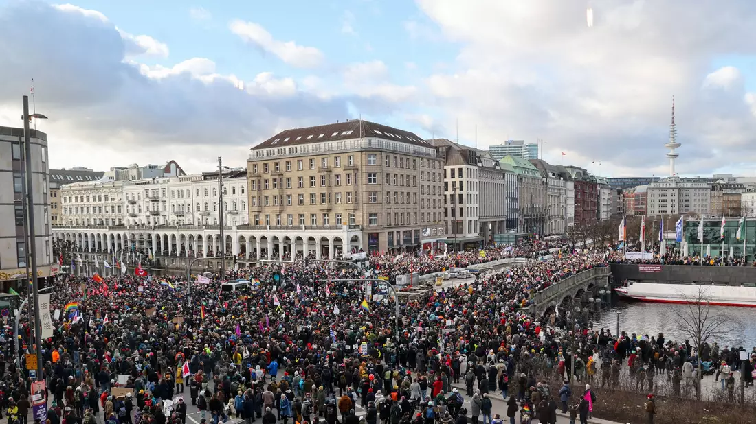 Die Vorgänge im Bundestag mobilisieren Zehntausende AfD-Gegner, die sich wie hier in Hamburg zu Demonstrationen versammeln.  - Bild: Christian Charisius/dpa